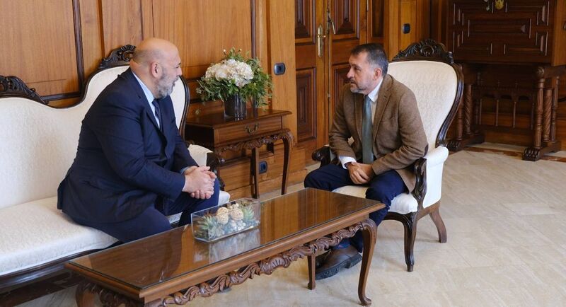 Santa Cruz recibe la visita del alcalde de Palma, Jaime Martínez Llabrés
