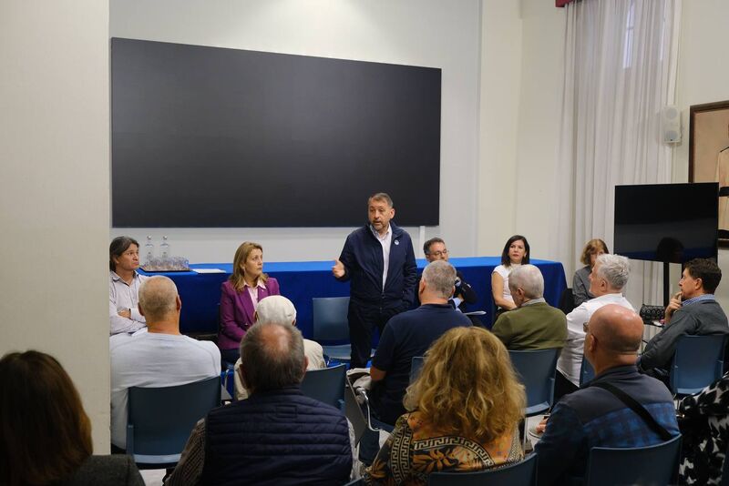Santa Cruz aborda con vecinos y asociaciones del distrito Centro la situación de la Zona Urban
